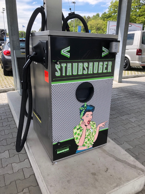 Ein Staubsauger-Entleerungsstation mit dem Namen "STRAUBSAUGER" und einer Cartoon-Figur auf der Front.